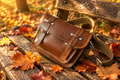 Cartable en cuir sur un banc en bois en automne