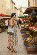 Jeune femme au marché - sac encore plus petit