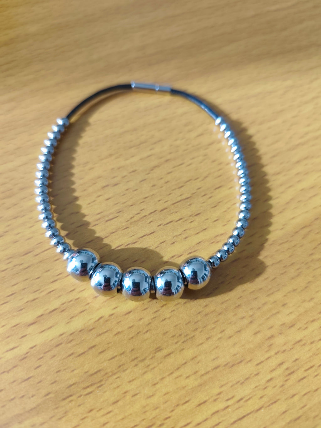 Bracelet perles métalliques sur lien en cuir